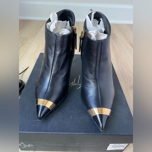 Giuseppe zanotti ankle booties pointed cap toe